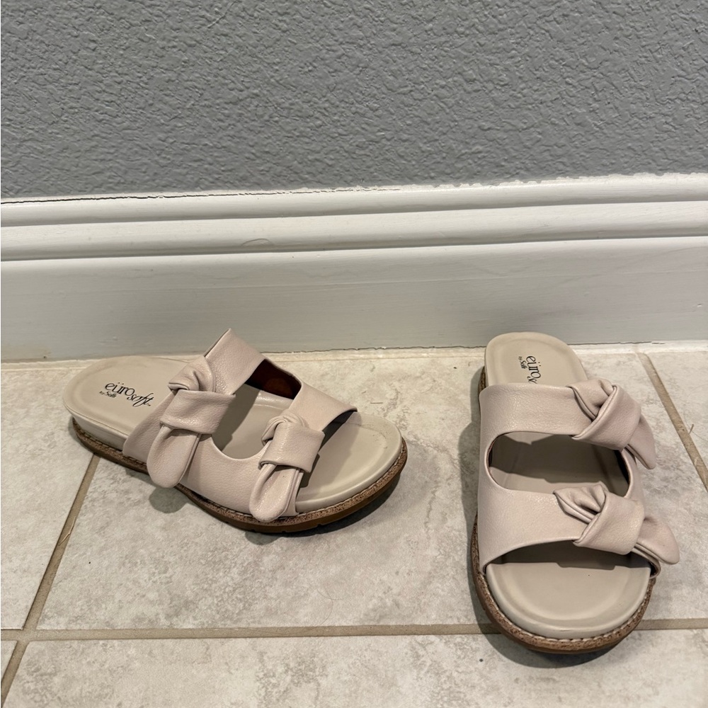 Bow Sandals in Cream